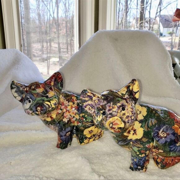 Pig Decor  (2 Pigs) - Picture 1 of 8